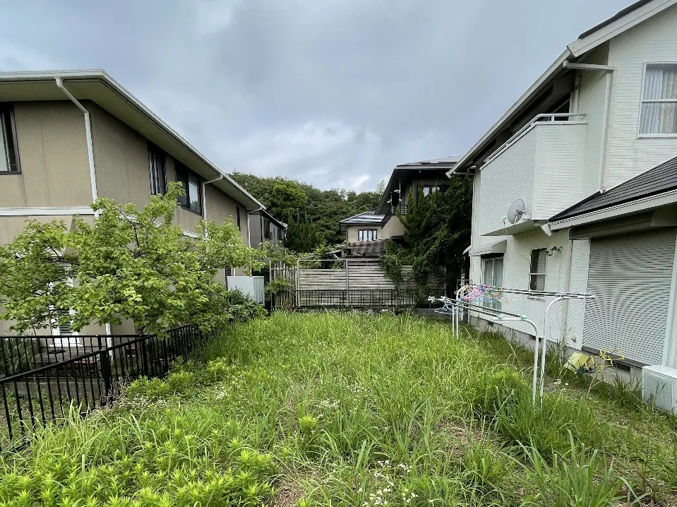 洋風の芝庭写真 Before