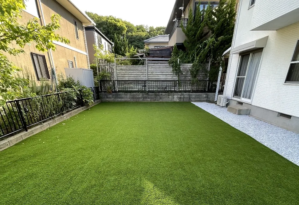 洋風の芝庭写真 After