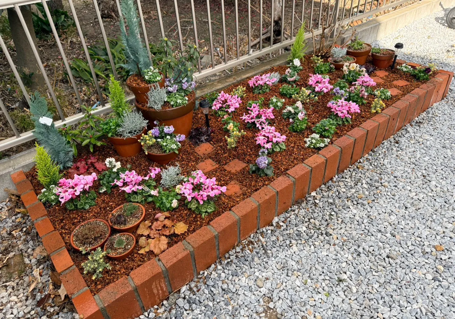 人工芝の庭写真 After